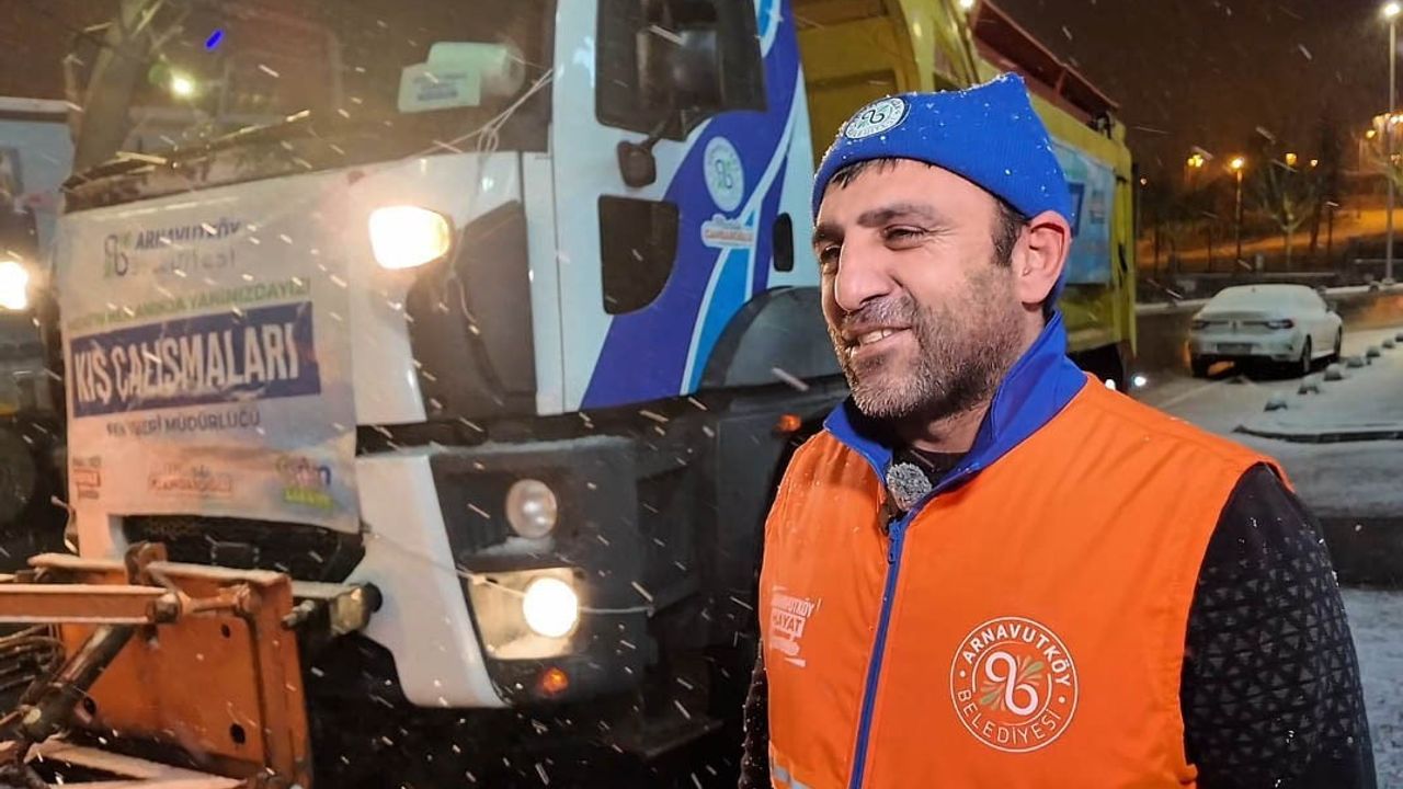 Arnavutköy'de kar küreme şoförü Bünyamin Özkan çocuklara termosundan çay ikram etti