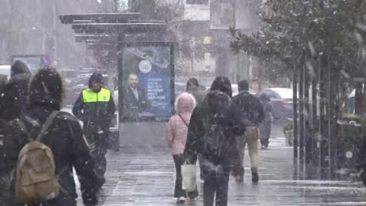 Arnavutköy'de kar yağışı etkili oluyor