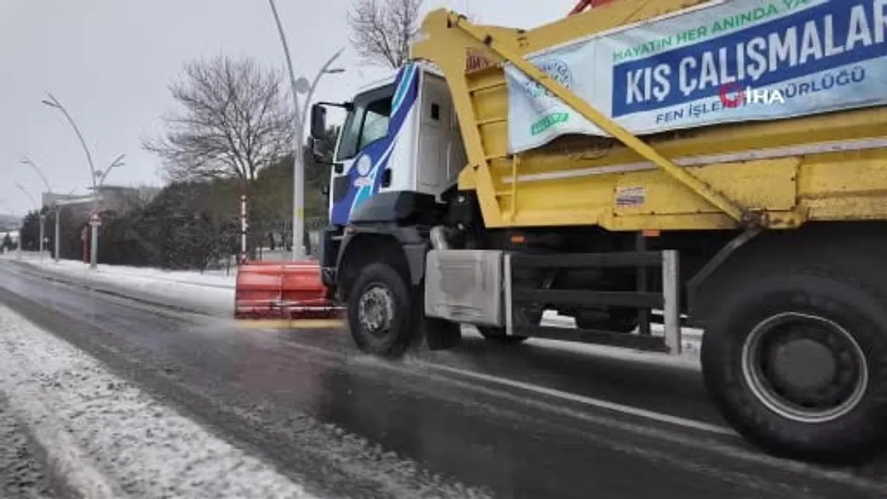 Arnavutköy'de Karla Mücadele Sürüyor: 120 Araç, 700 Personel 7/24 Sahada