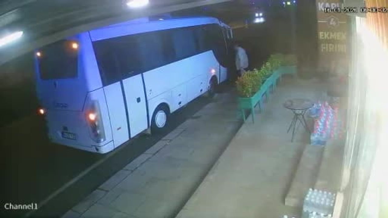 Arnavutköy’de kontrolden çıkan otomobil park halindeki midibüse çarptı