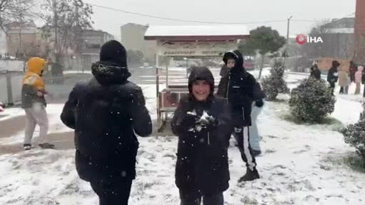 Arnavutköy'de lapa lapa kar: Yüksek kesimler beyaza büründü, çocuklar sokaklara çıktı