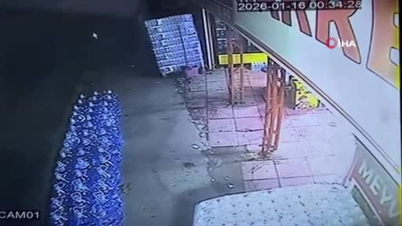 Arnavutköy'de minibüs kontrolden çıkarak markete girdi — kaza anı güvenlik kamerasında