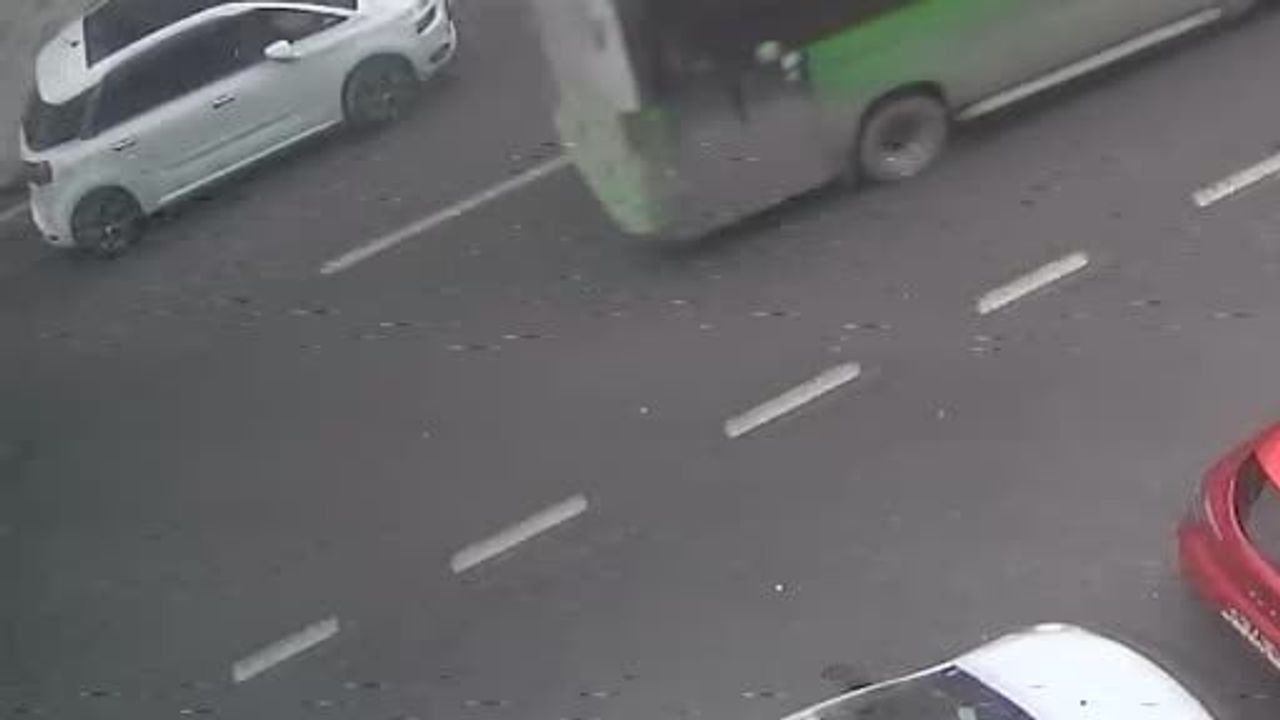 Arnavutköy'de ön kaldıran motosiklet park halindeki araca çarptı, sürücü olay yerinden kaçtı