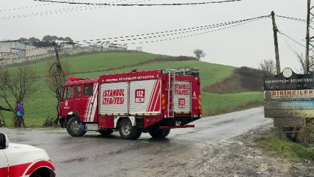 Arnavutköy'de otomobil su kanalına devrildi: Sürücü Seyit Ali Şekerci hafif yaralı