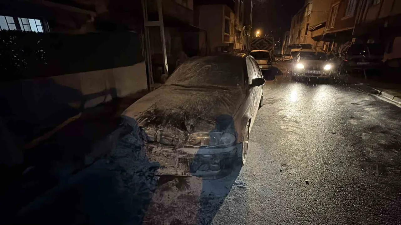 Arnavutköy’de park halindeki otomobilin motorundaki yangın iki aracı kullanılmaz hale getirdi