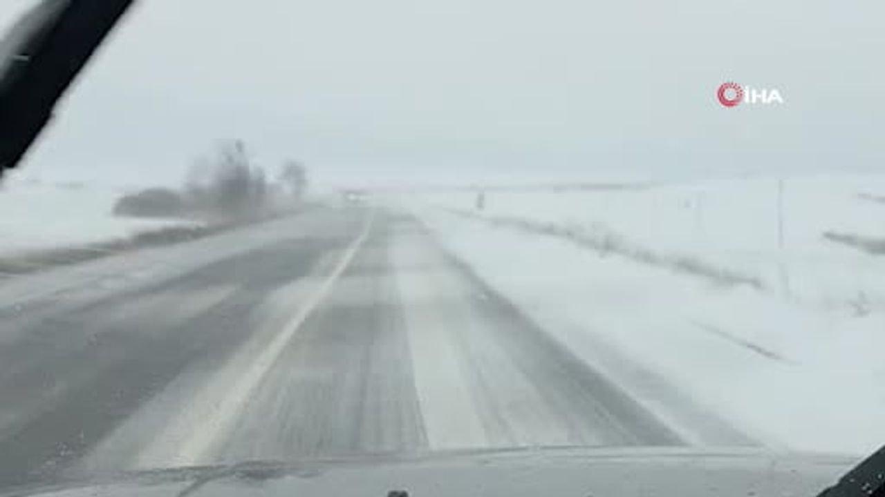 Arnavutköy'de PTT aracı kaygan zeminde kontrolden çıkıp çayırlık alana düştü