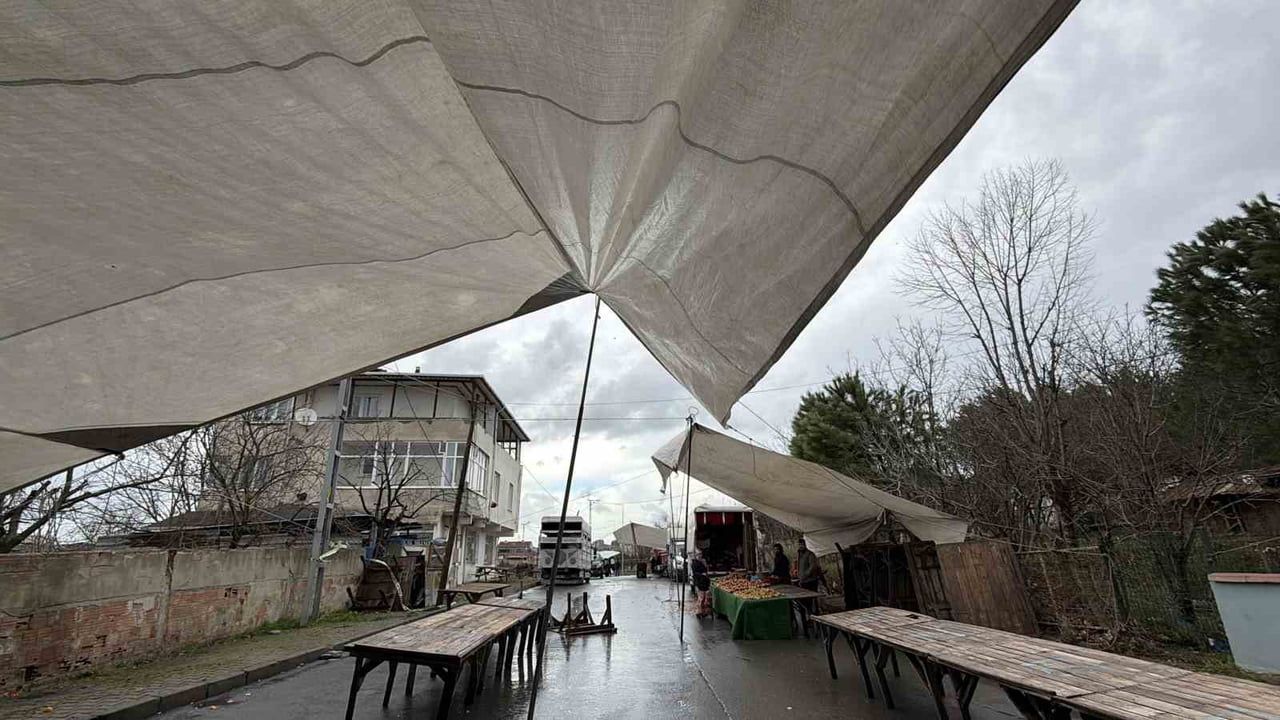 Arnavutköy'de semt pazarı fırtınadan etkilendi: Esnaf 08.00'den beri çadır kuramıyor