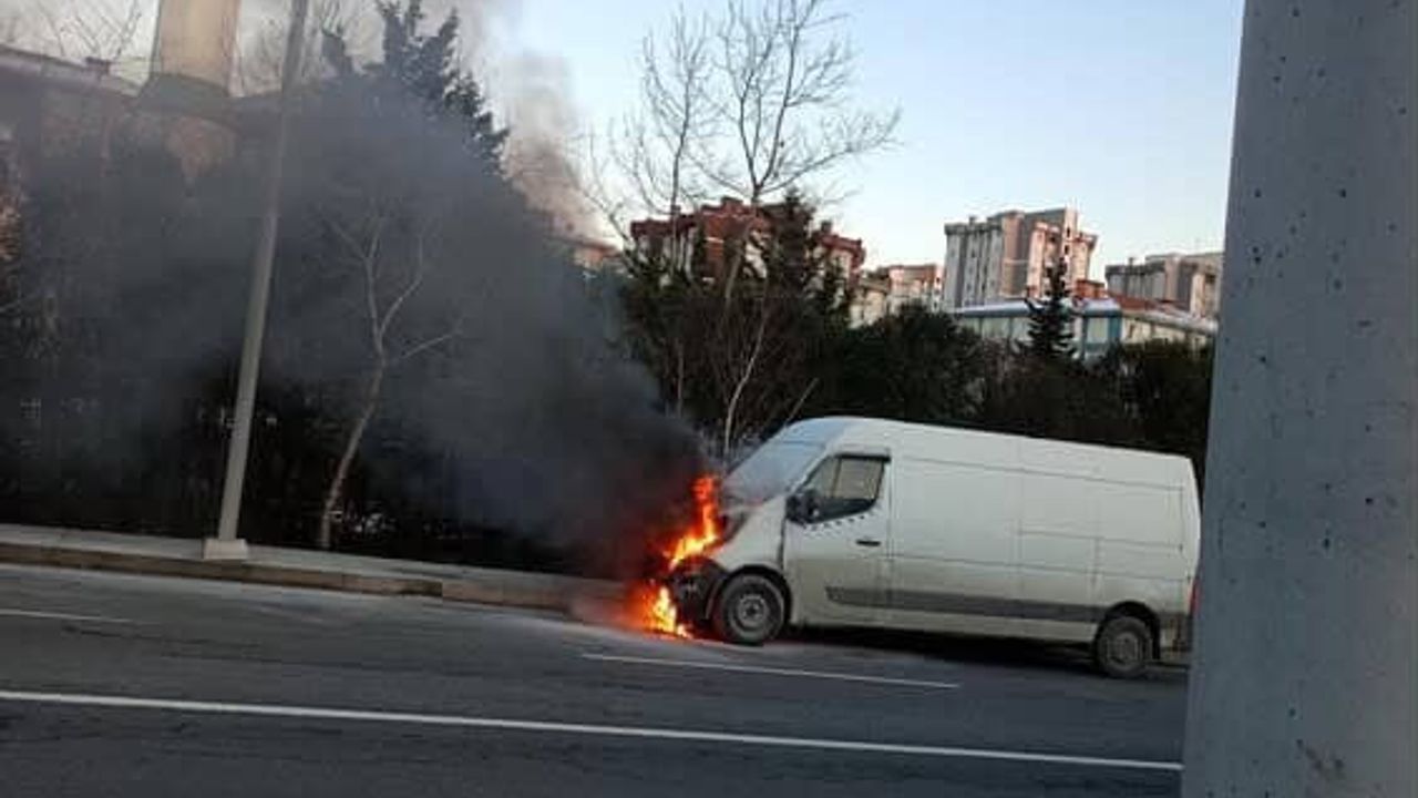 Arnavutköy'de seyir halindeki ticari aracın motorundan yangın çıktı