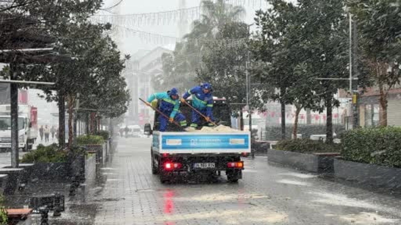 Arnavutköy'de tuzlama çalışmaları ulaşım ve yaya güvenliğini hedefliyor