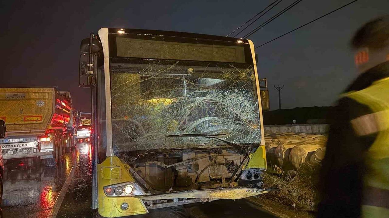Arnavutköy'de yağışta kayganlaşan yolda İETT otobüsü ile hafif ticari araç çarpıştı: 2 yaralı