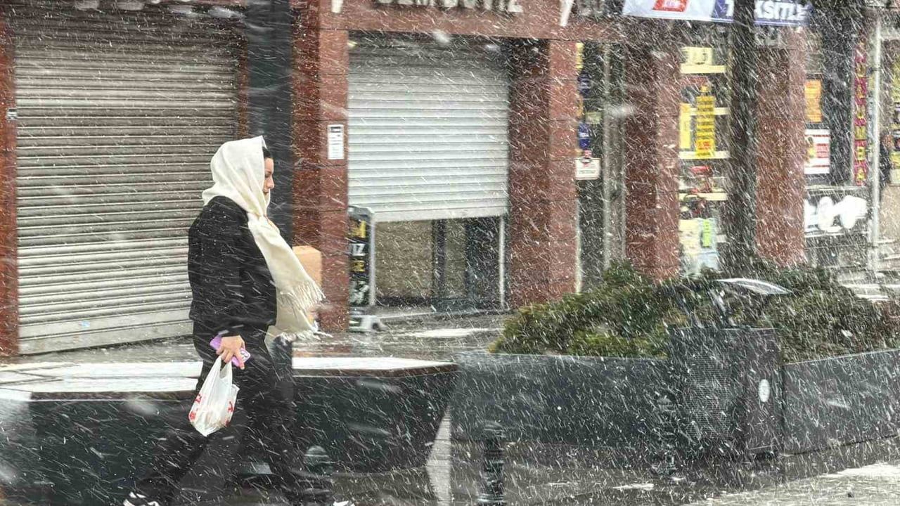 Arnavutköy'de Yoğun Kar Yağışı: Belediye Tedbir Amaçlı Tuzlama Yaptı