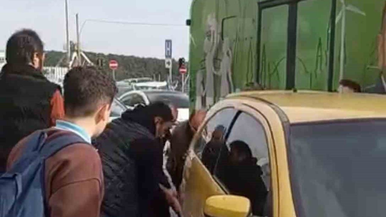 Arnavutköy'de yol kapatan hatalı park: Otobüs yolcuları otomobili elleriyle kaldırdı