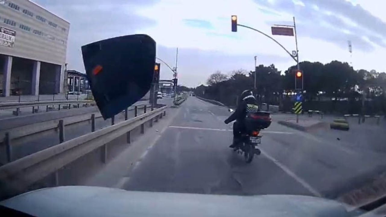Arnavutköy’de yol verme tartışması: Motosiklet sürücüsü kırmızı ışıkta otomobil aynasını kırdı
