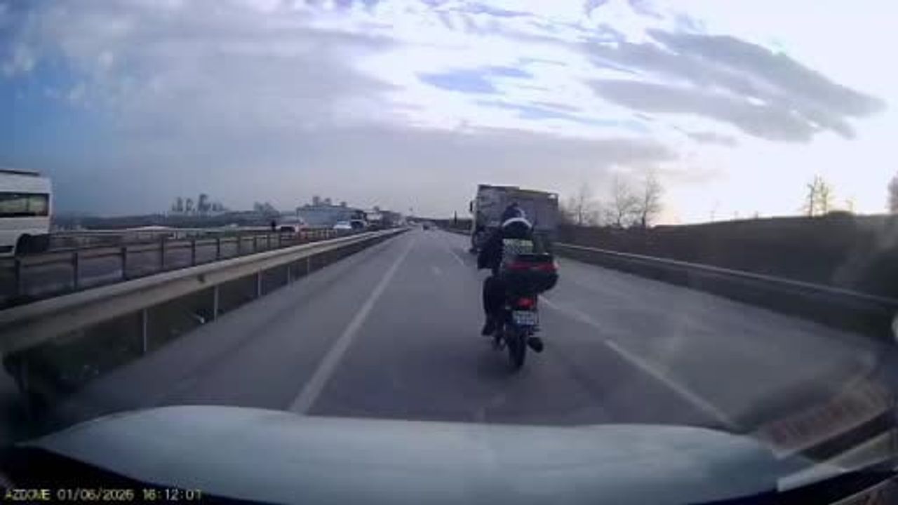 Arnavutköy’de yol verme tartışması sonunda motosiklet sürücüsü kırmızı ışıkta aynayı kırdı