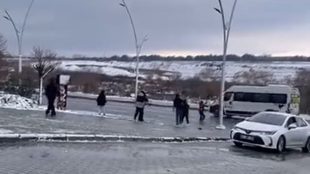 Arnavutköy Hadımköy'de kartopu atma trafiği tehlikeye soktu