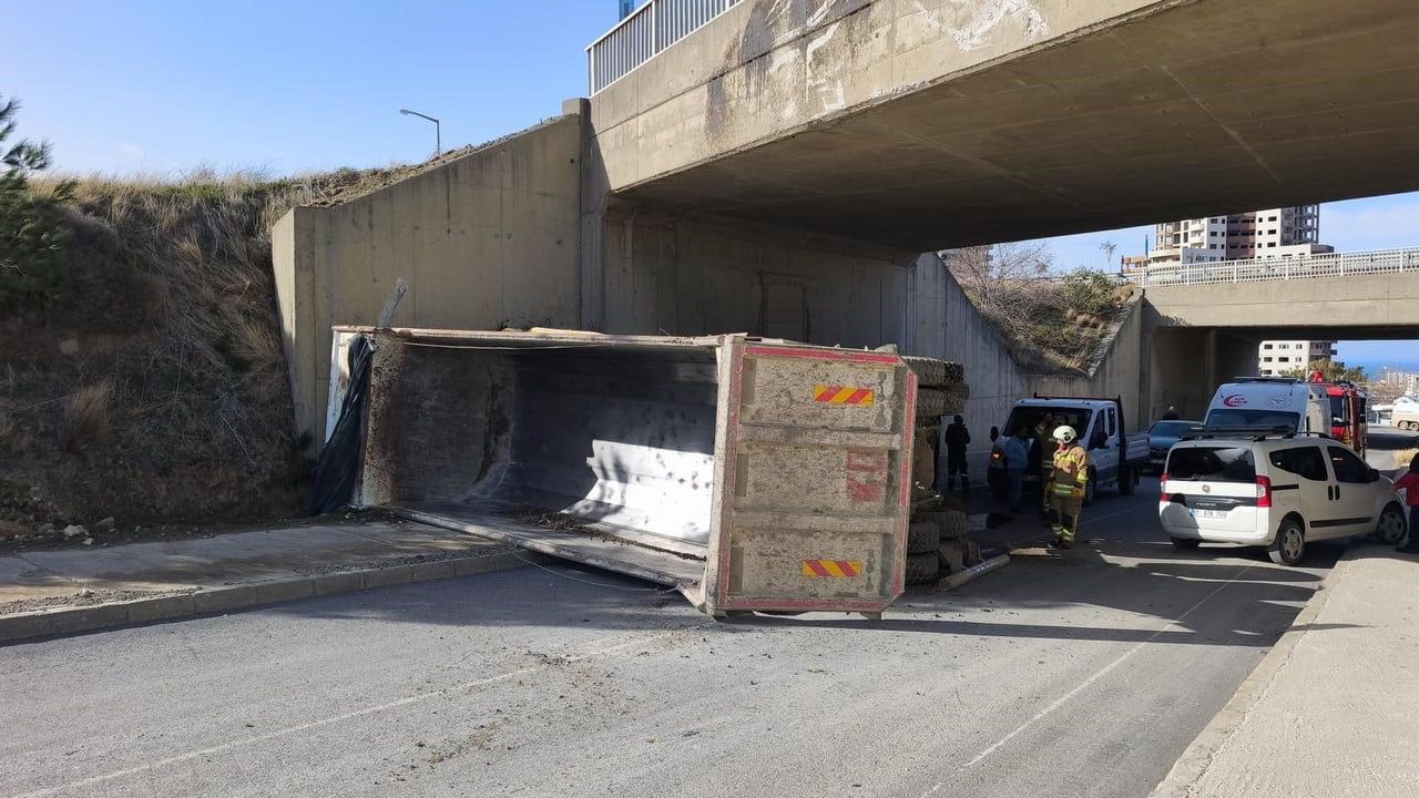 Arsuz'da hafriyat kamyonu devrildi: Sürücü yaralandı