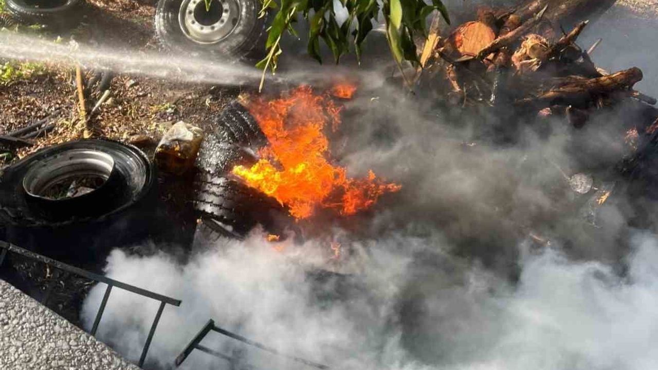 Arsuz'da hurdalıkta çıkan yangın itfaiye müdahalesiyle söndürüldü