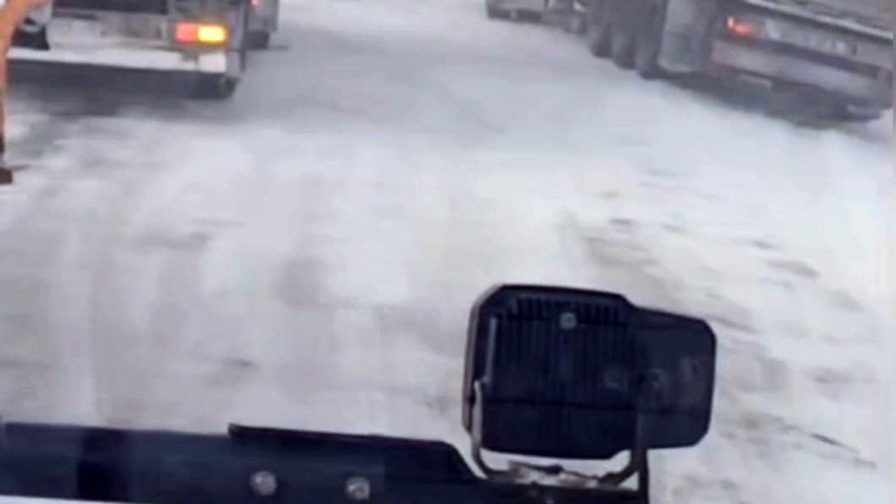 Artvin-Ardahan kara yolunda 2 bin 540 rakımlı Sahara Geçidi kar ve çığ riski nedeniyle trafiğe kapatıldı