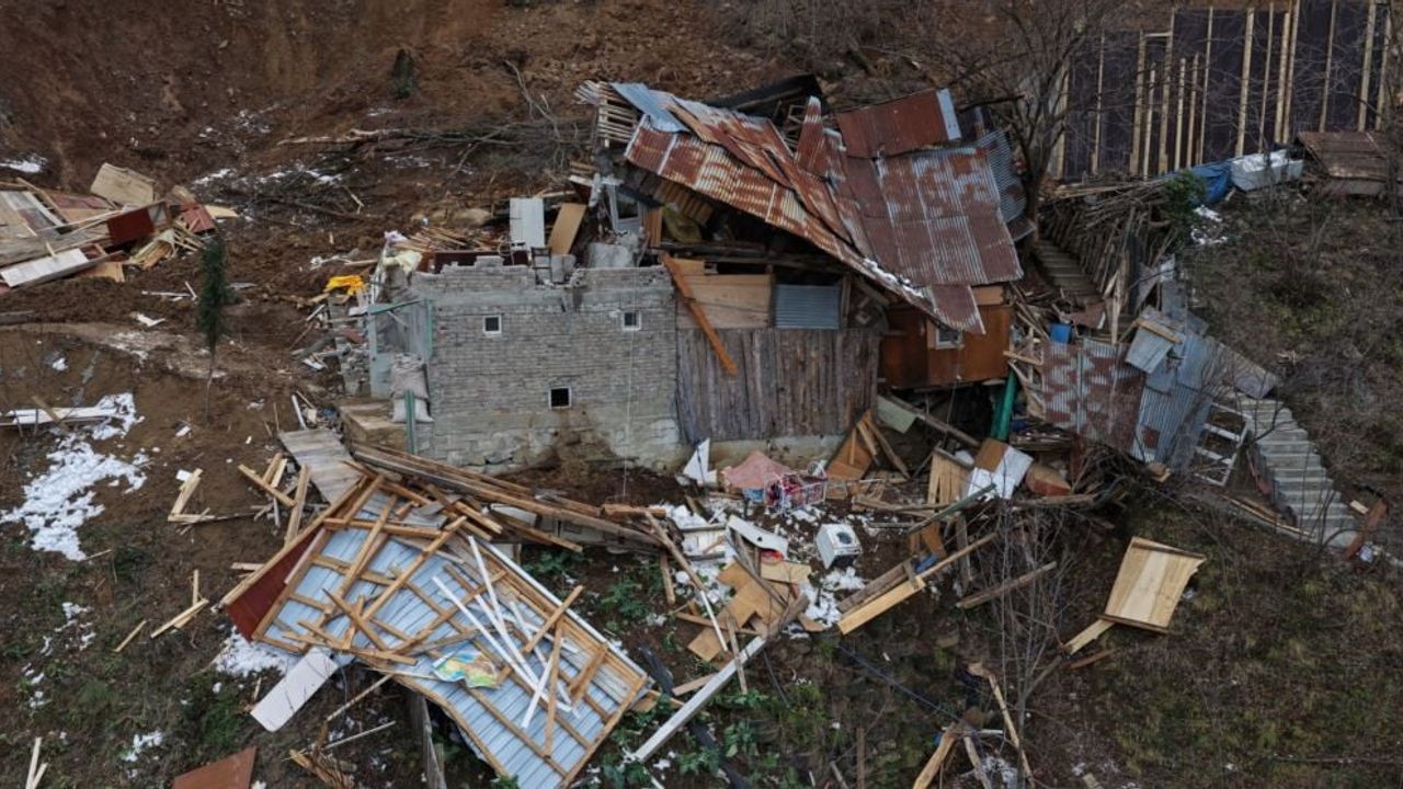 Artvin Borçka'da yoğun kar sonrası heyelan: Hamit Navdar'ın ev ve ahırı kullanılamaz hale geldi