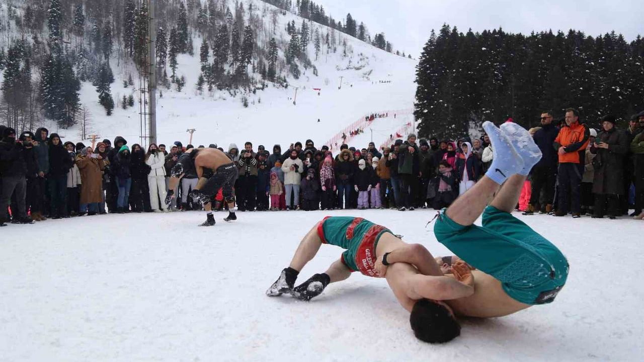 Artvin'de 8. Kar Şenliği Atabarı Kayak Merkezi'nde renkli görüntülerle gerçekleşti