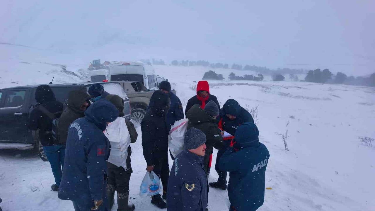 Artvin'de çığ: Ardanuç Zekeriya köyünde arama kurtarma çalışmaları sürüyor