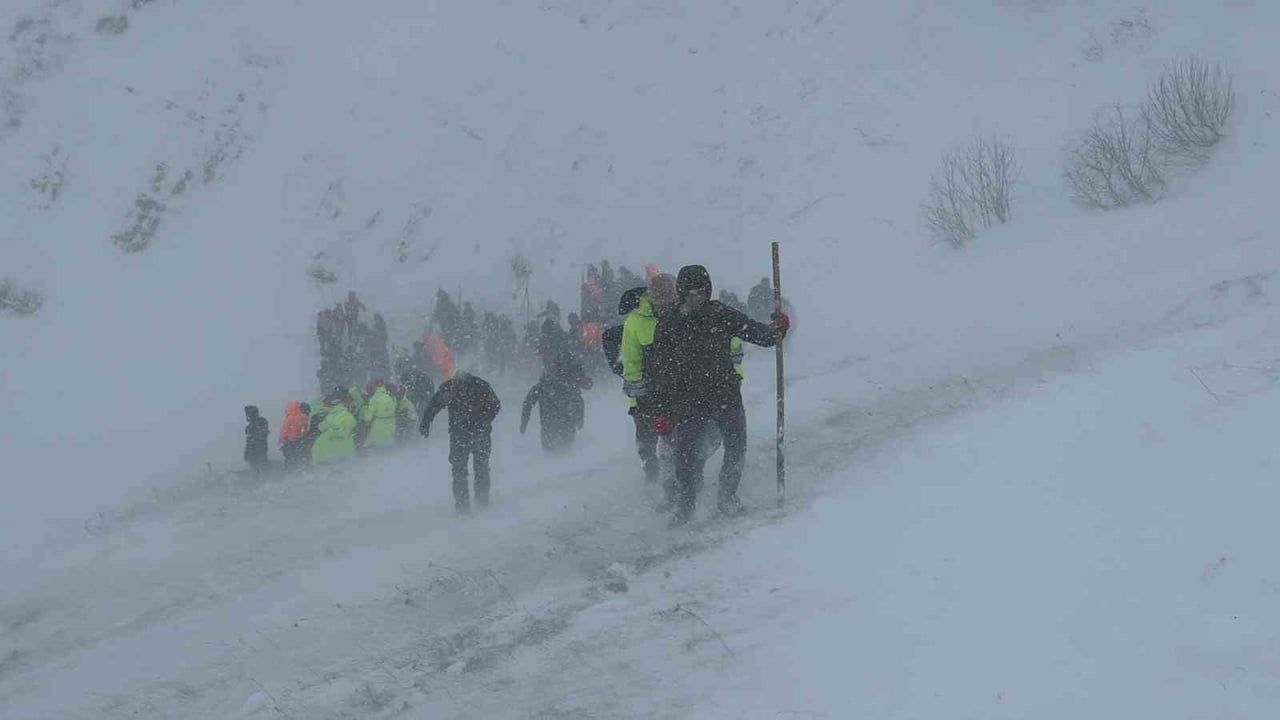 Artvin'de çığta arama-kurtarma çalışmaları kötü hava nedeniyle 3. gününde durduruldu