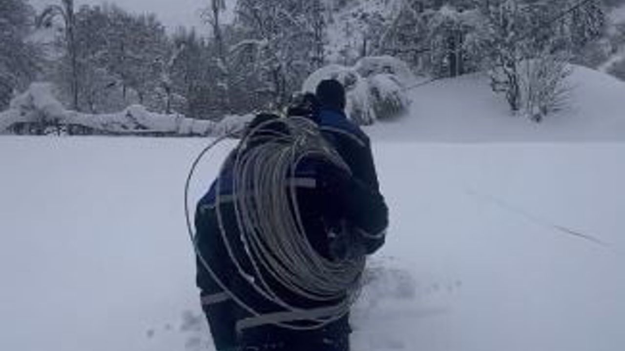 Artvin'de Çoruh EDAŞ ekipleri yoğun kar altında enerji arzını sürdürüyor