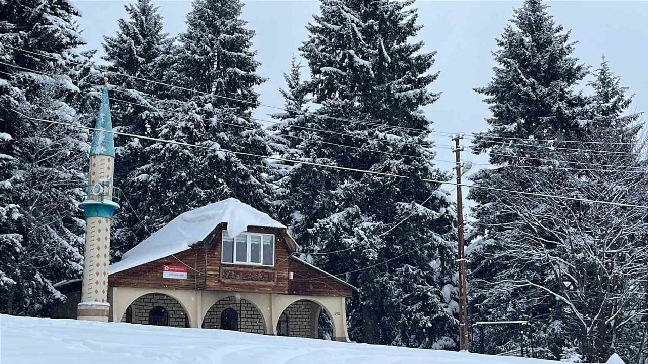 Artvin'de Kafkasör Yaylası karla kaplandı, yazın yoğun ziyaretçi akışı yerini sessizliğe bıraktı