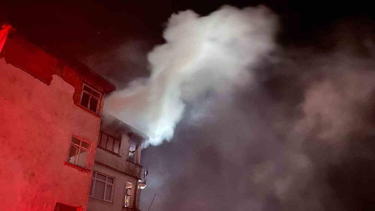 Artvin Hopa'da 3. kattaki dairede yangın: Bir kişi dumandan etkilendi