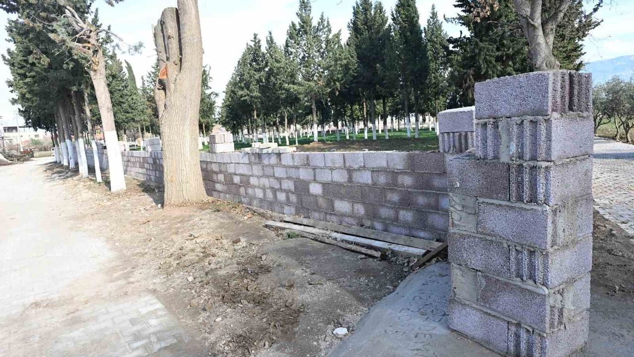 Aşağı Koçaklar Mezarlığı'nın çevre duvarları Manisa Büyükşehir ve Sarıgöl iş birliğiyle yenilendi