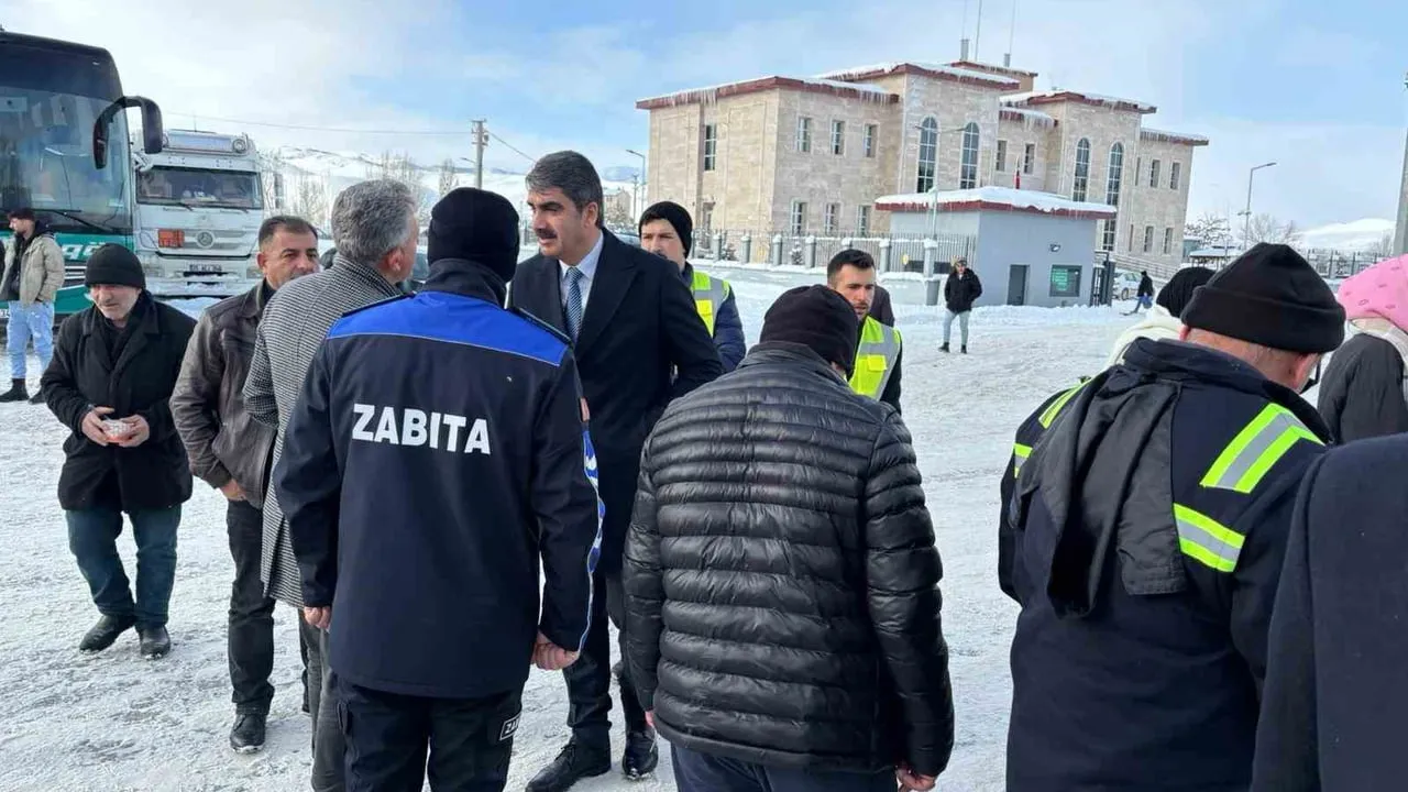 Aşkale Belediyesi, Kop Dağı Geçidi'nde Yolda Kalan Sürücülere Sıcak Çorba ve Çay İkram Etti