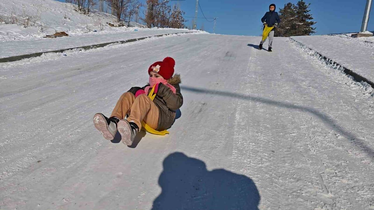 Aşkale’de -30 derece: Araçlar dondu, çocuklar kar yokuşlarında eğlendi