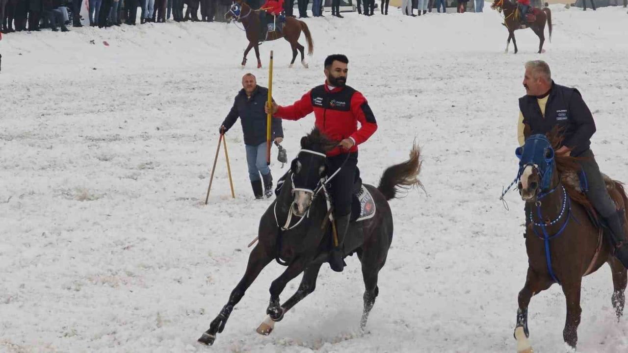 Aşkale’de cirit dostluk müsabakası: Aşkale 3 Mart lig hazırlığını sürdürüyor