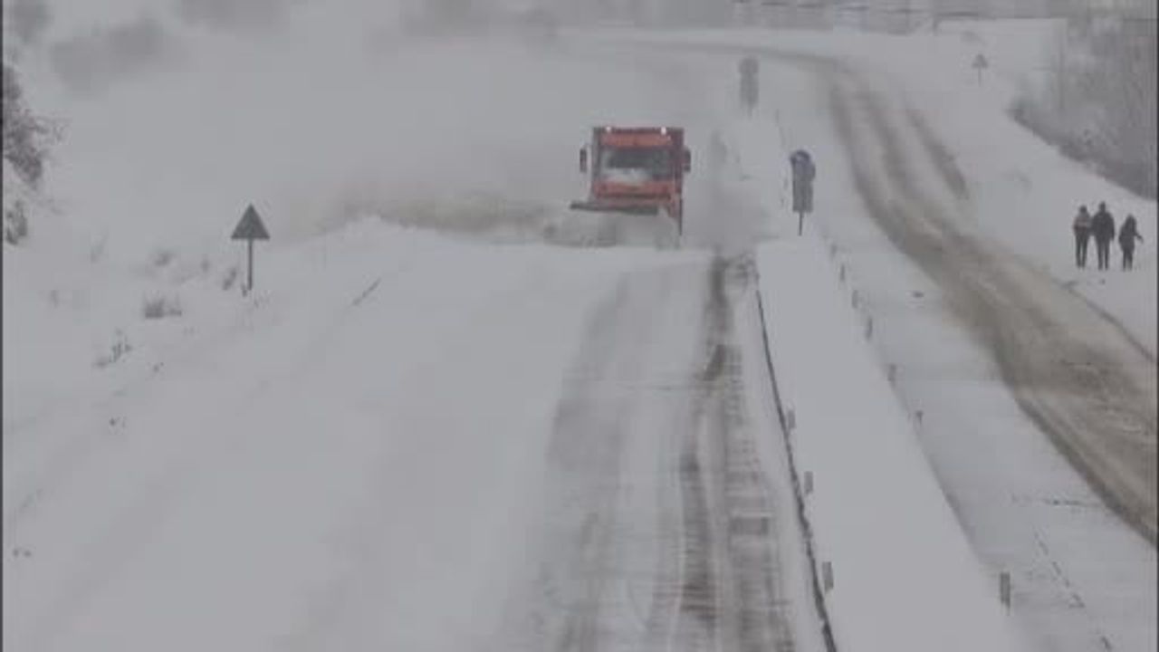 Aşkale'de Karla Mücadele: Karayolları 121. Ekipleri Yollarda Seferber