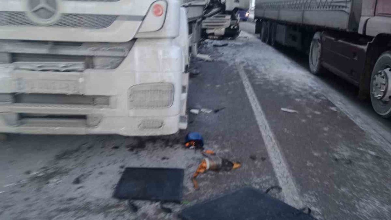 Aşkale'de tamir halindeki TIR'a arkadan çarpış: Genç usta hayatını kaybetti