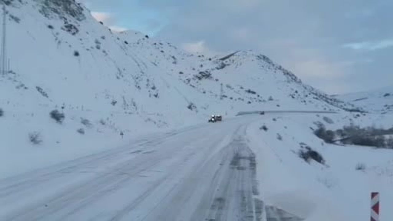 Aşkale Karayolları ekipleri yoğun karla mücadeleyi gece gündüz sürdürüyor