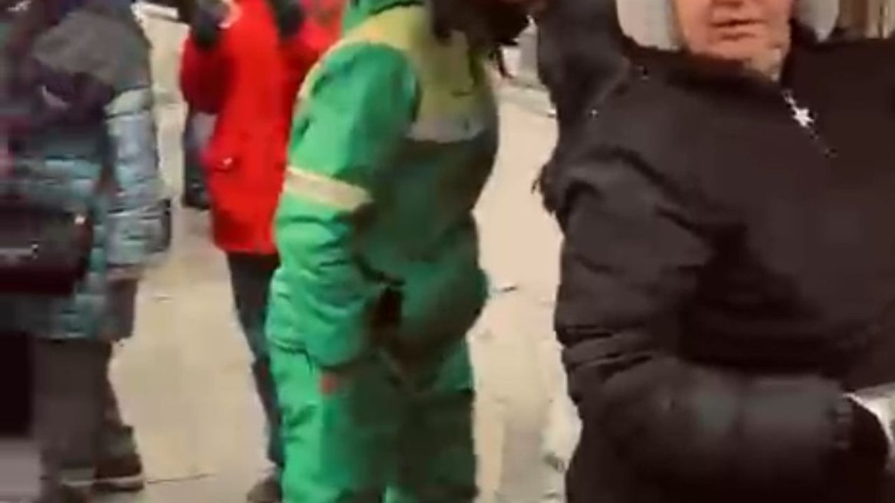 Askerlik dönüşü Eskişehir'de genç, simit satan annesini sürprizle duygulandırdı