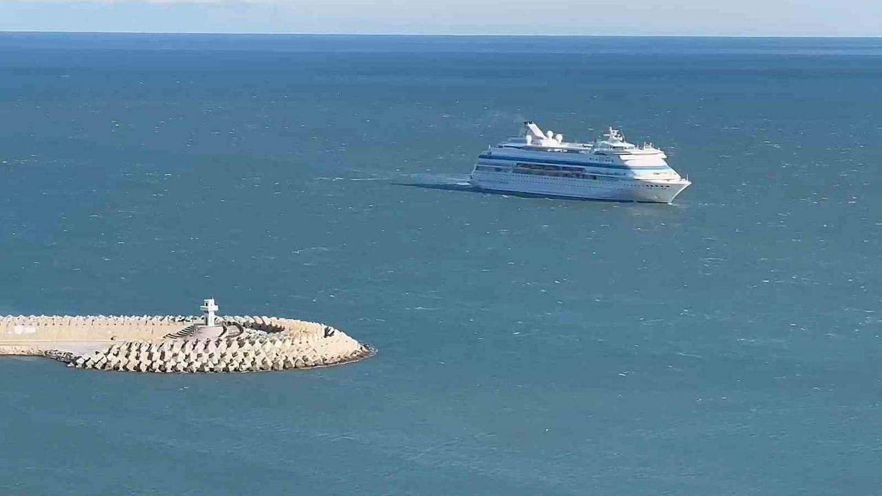 Astoria Grande, şiddetli fırtına nedeniyle Amasra Limanı'na yanaşamadı