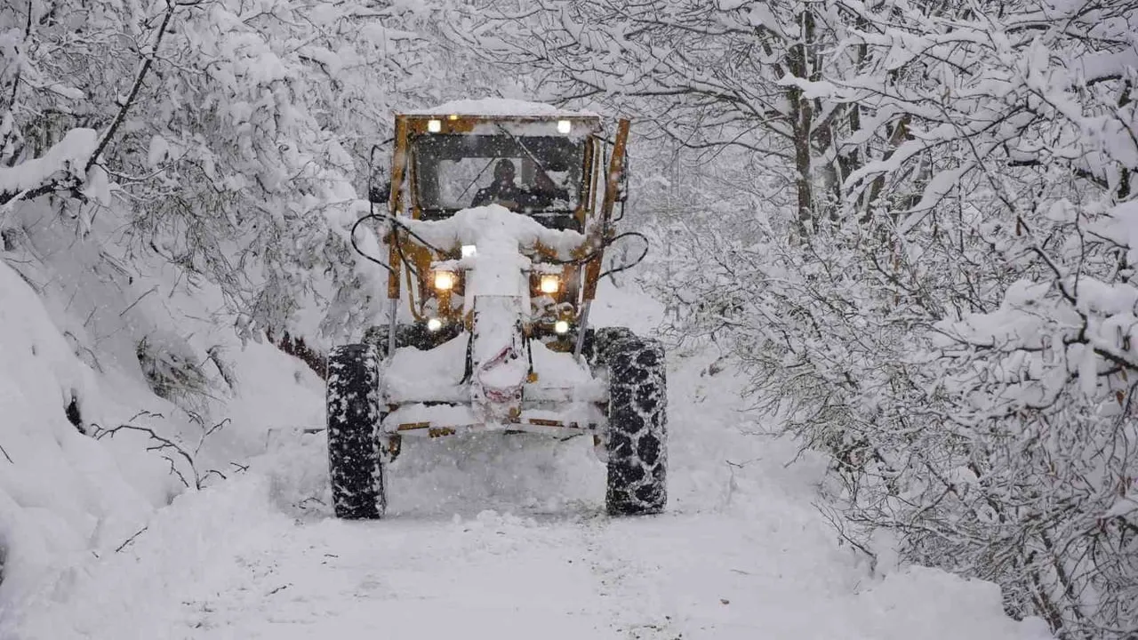 Atakum’da karla mücadele sürüyor; belediye sıcak çorba ikramında bulundu
