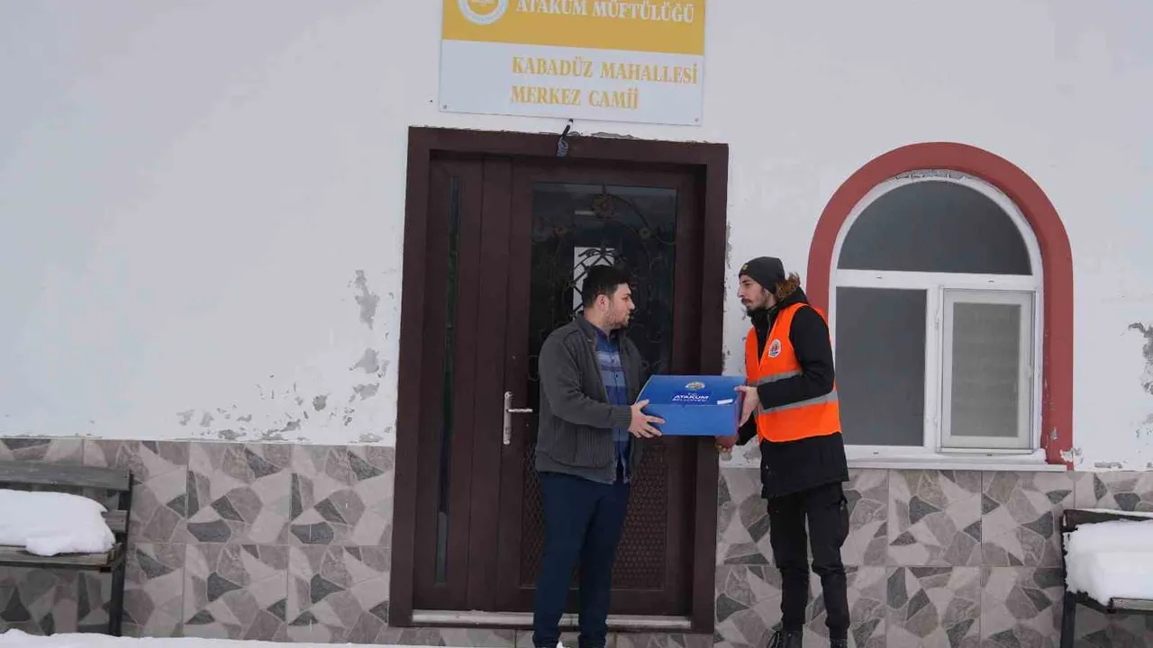 Atakum'da Miraç Kandili'nde kandil simidi ve şeker ikramı