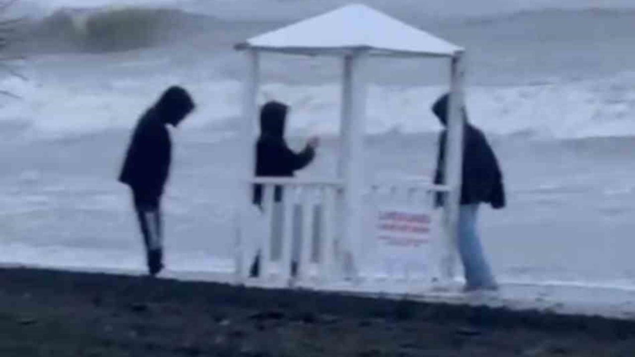 Atakum'da sahilde cankurtaran kulübesini denize atmaya çalışan 3 çocuk polis tarafından engellendi