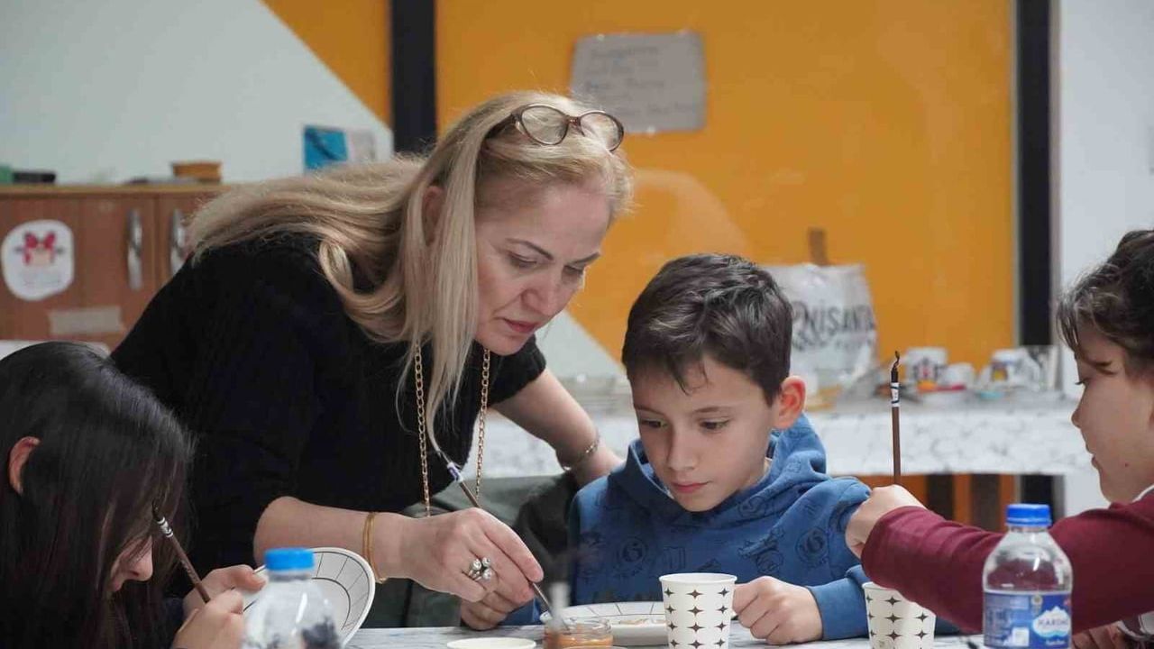 Atakum'da 'Tatilde Anılar Biriktiriyoruz' programı çocuklara sanat, dil ve çevre atölyeleri sunuyor