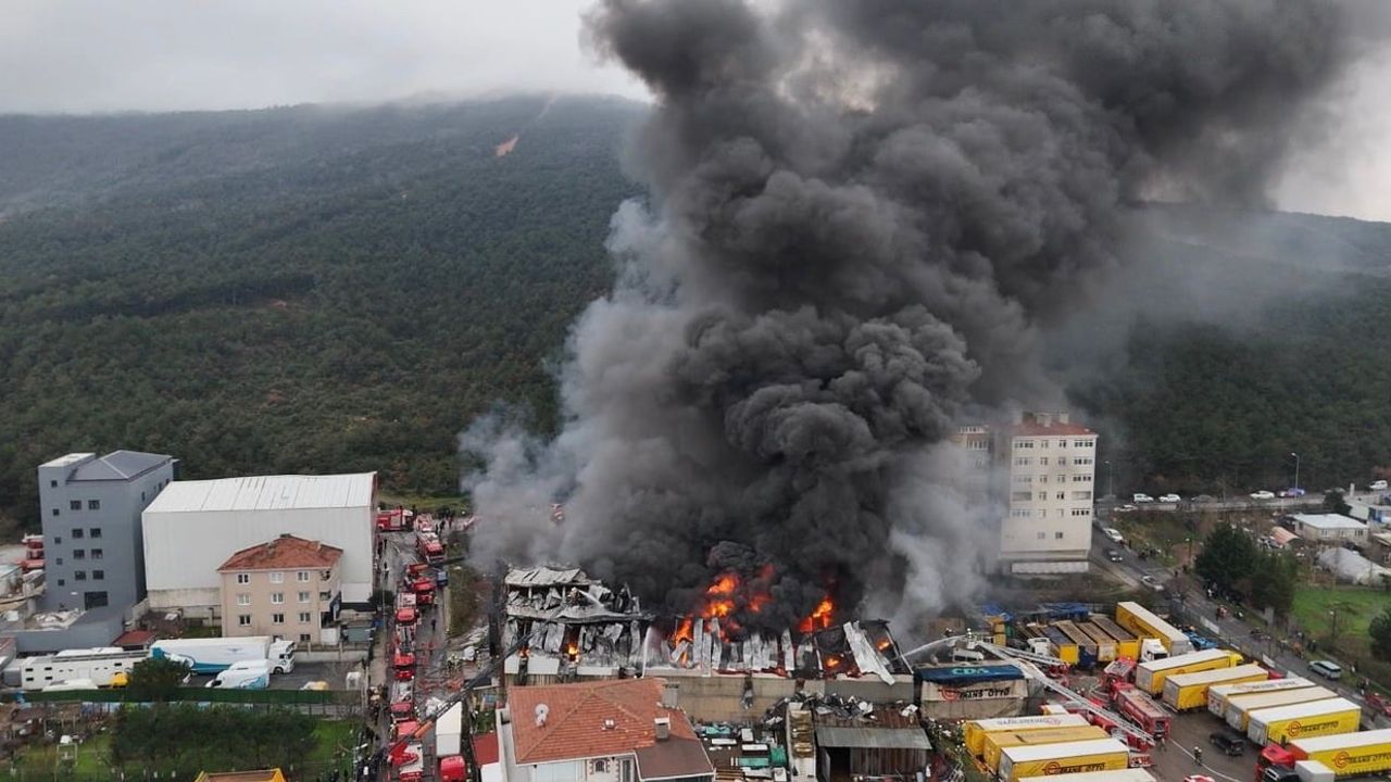 Ataşehir'de Fabrika Yangını: Müdahale ve Soğutma Çalışmaları Havadan Görüntülendi