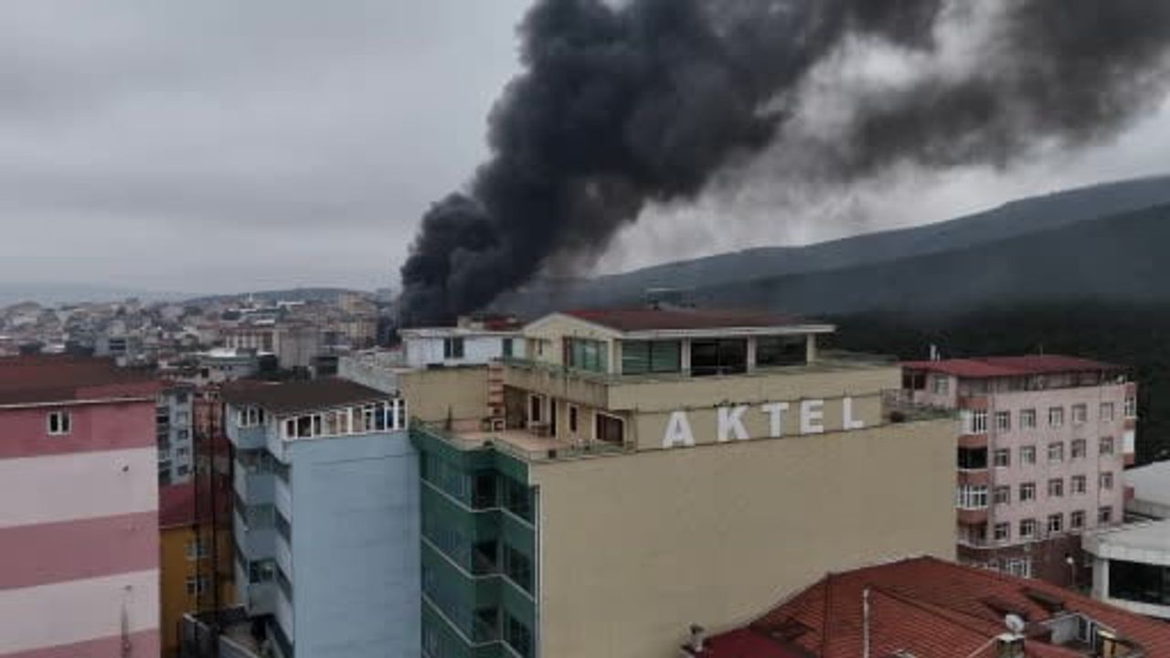 Ataşehir'de fabrika yangını: Olay anına ait görüntüler paylaşıldı