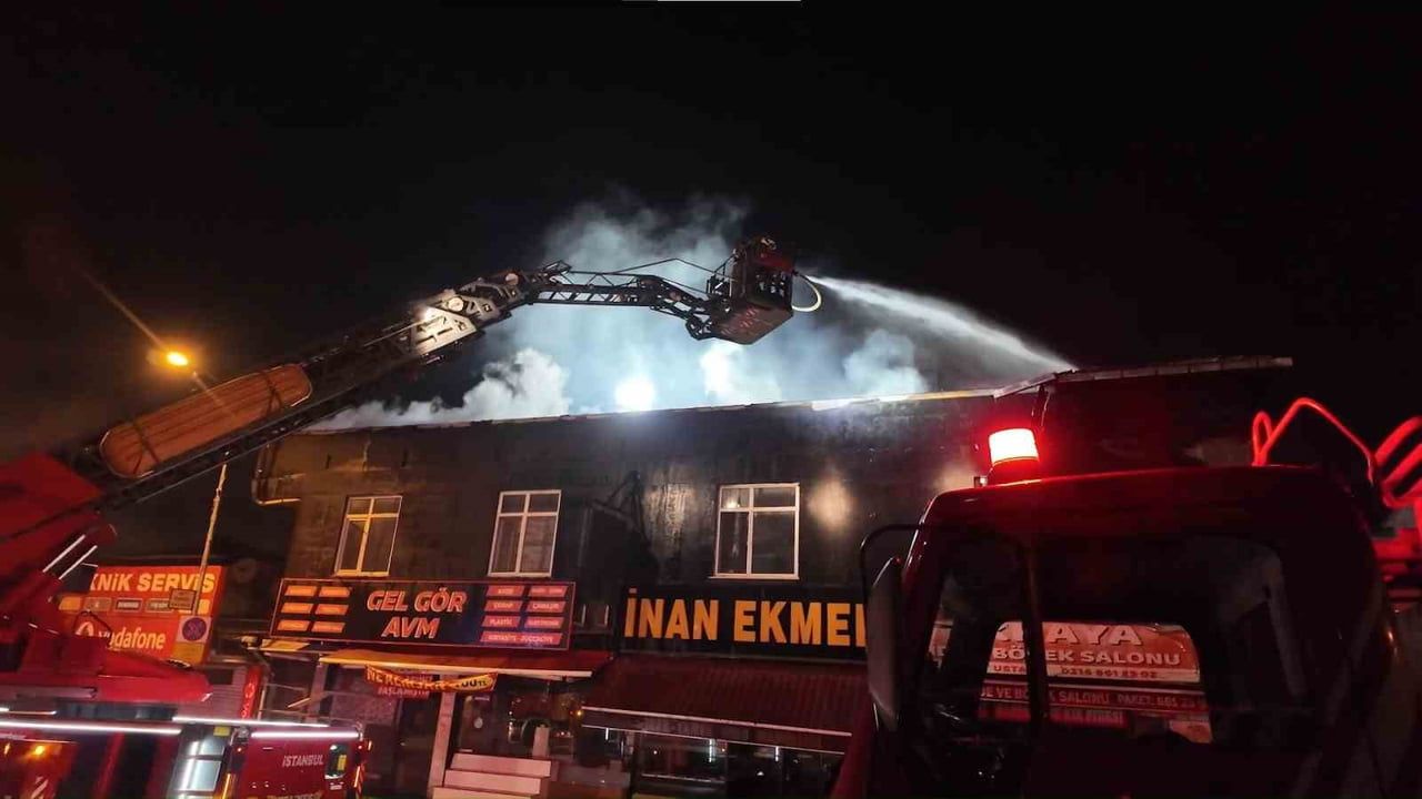 Ataşehir'de iki katlı binanın çatısında çıkan yangın, itfaiye müdahalesiyle kontrol altına alındı