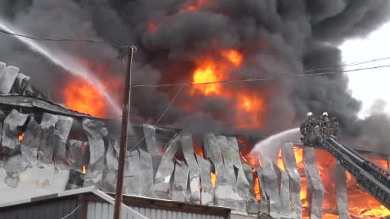 Ataşehir Ferhatpaşa Mahallesi'nde Fabrika Yangını: Müdahale Sürüyor