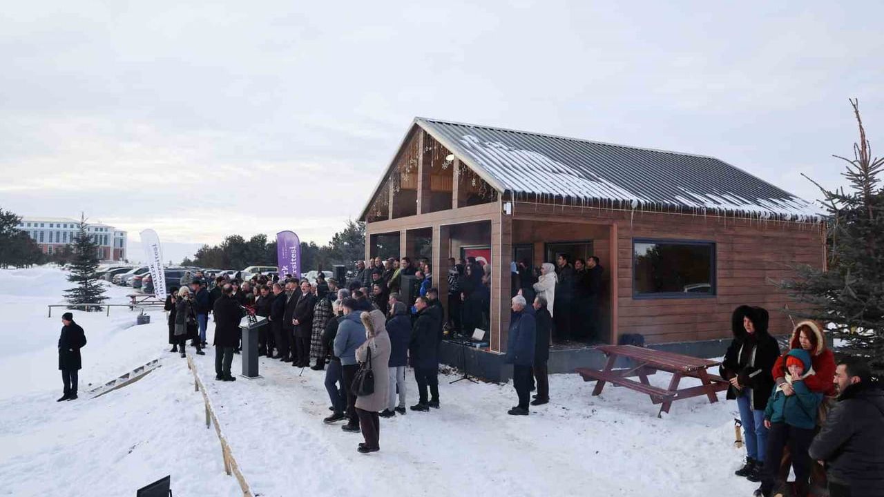 Atatürk Üniversitesi kampüsünde kış yaşamı: ATAKIŞPARK Öğrenci Merkezi açıldı