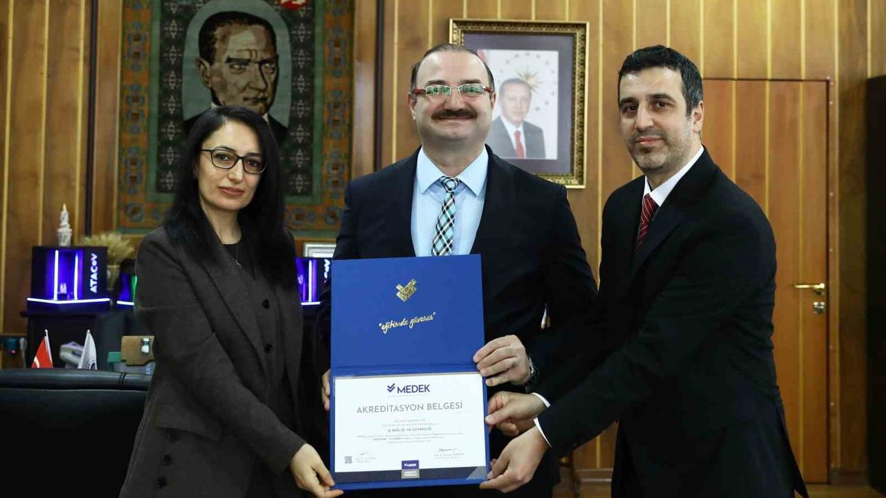 Atatürk Üniversitesi Teknik Bilimler MYO'na MEDEK Akreditasyon Belgeleri Takdim Edildi