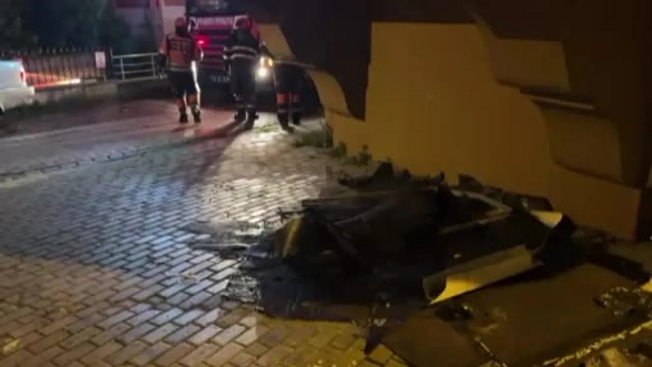 Avcılar'da fırtına: çatıda kopan parçalar yola ve bahçelere savruldu