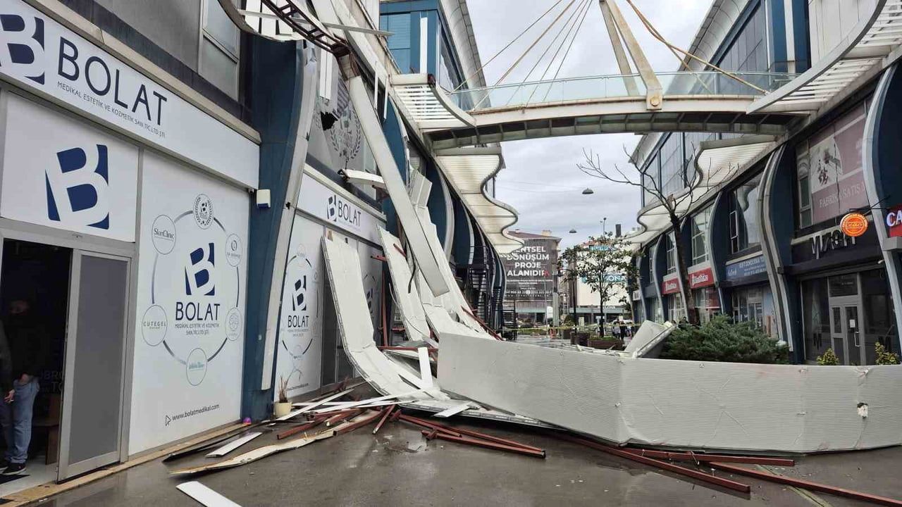 Avcılar'da fırtınada çatısından kopan parçalar çevredeki iş yerlerine zarar verdi